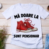 Tricou așezat plat cu textul Mă doare la bascheți sunt pensionar și un desen cu o pereche de teniși.