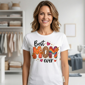 Model feminin purtând un Tricou Best Mom Ever cu imprimeu colorat.